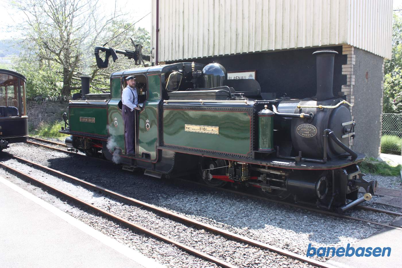 Det grønne double fairlie locomotive klar til vandtagning