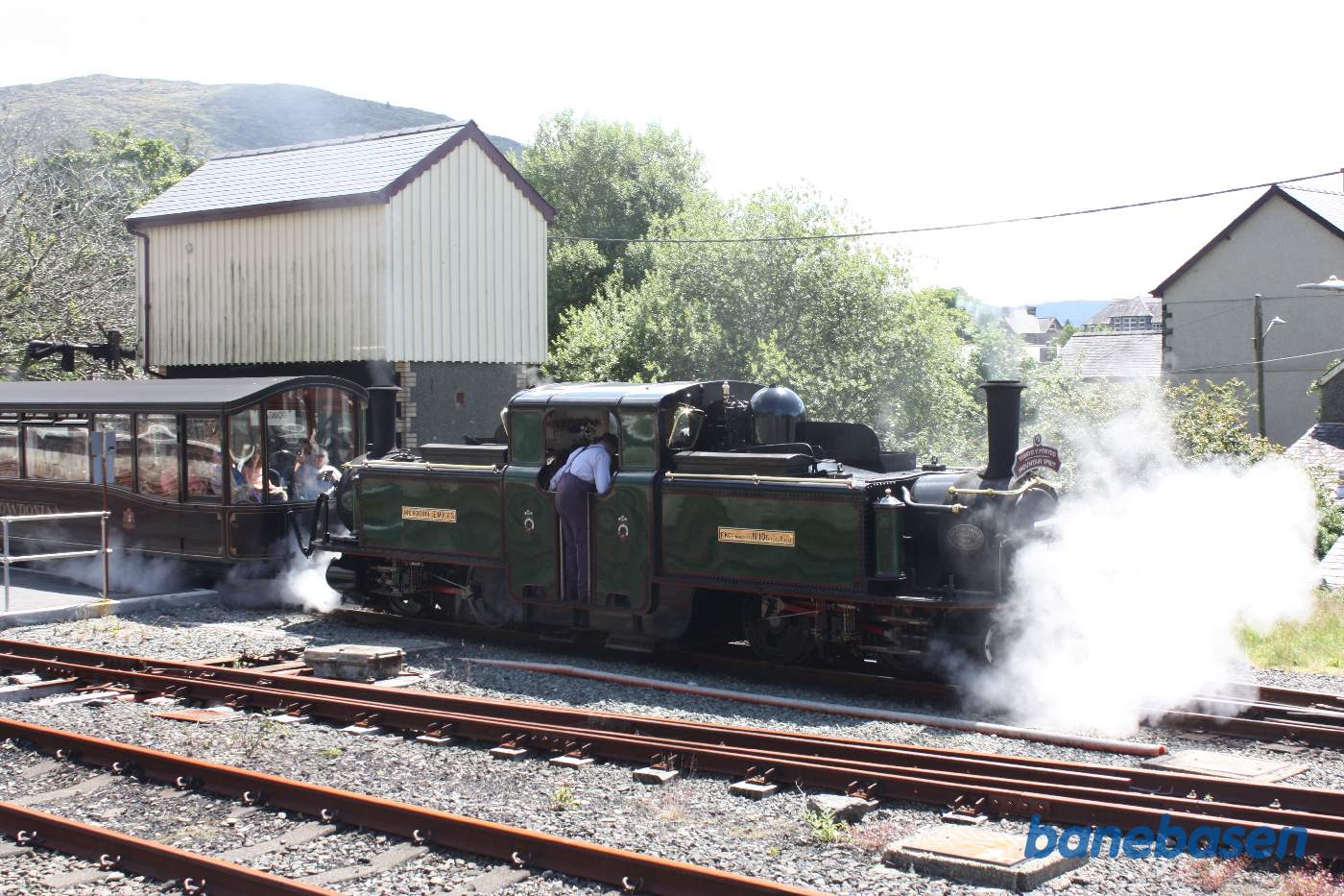 Persontog til Porthmadog på vej ud af stationen