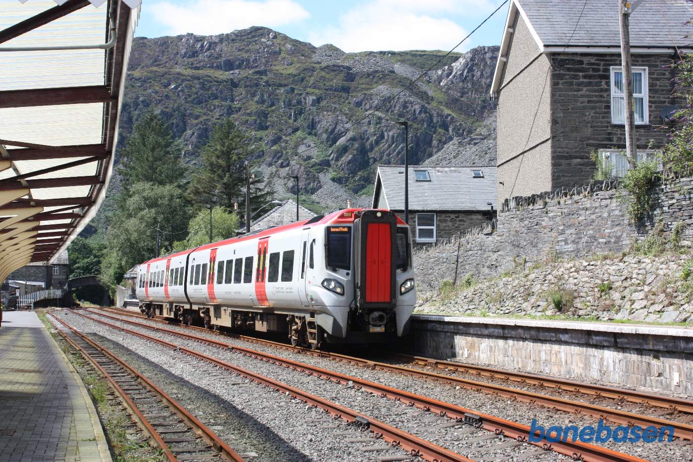 Toget fra Llandudno på vej ind på stationen