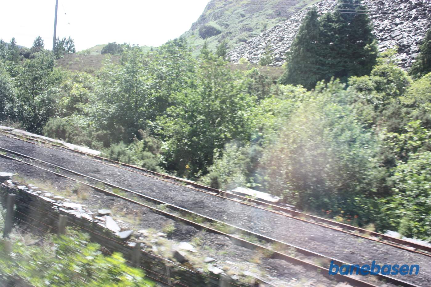 Rester fra minedriften, set fra toget til Llandudno, sidespor for læsning af skifferplader