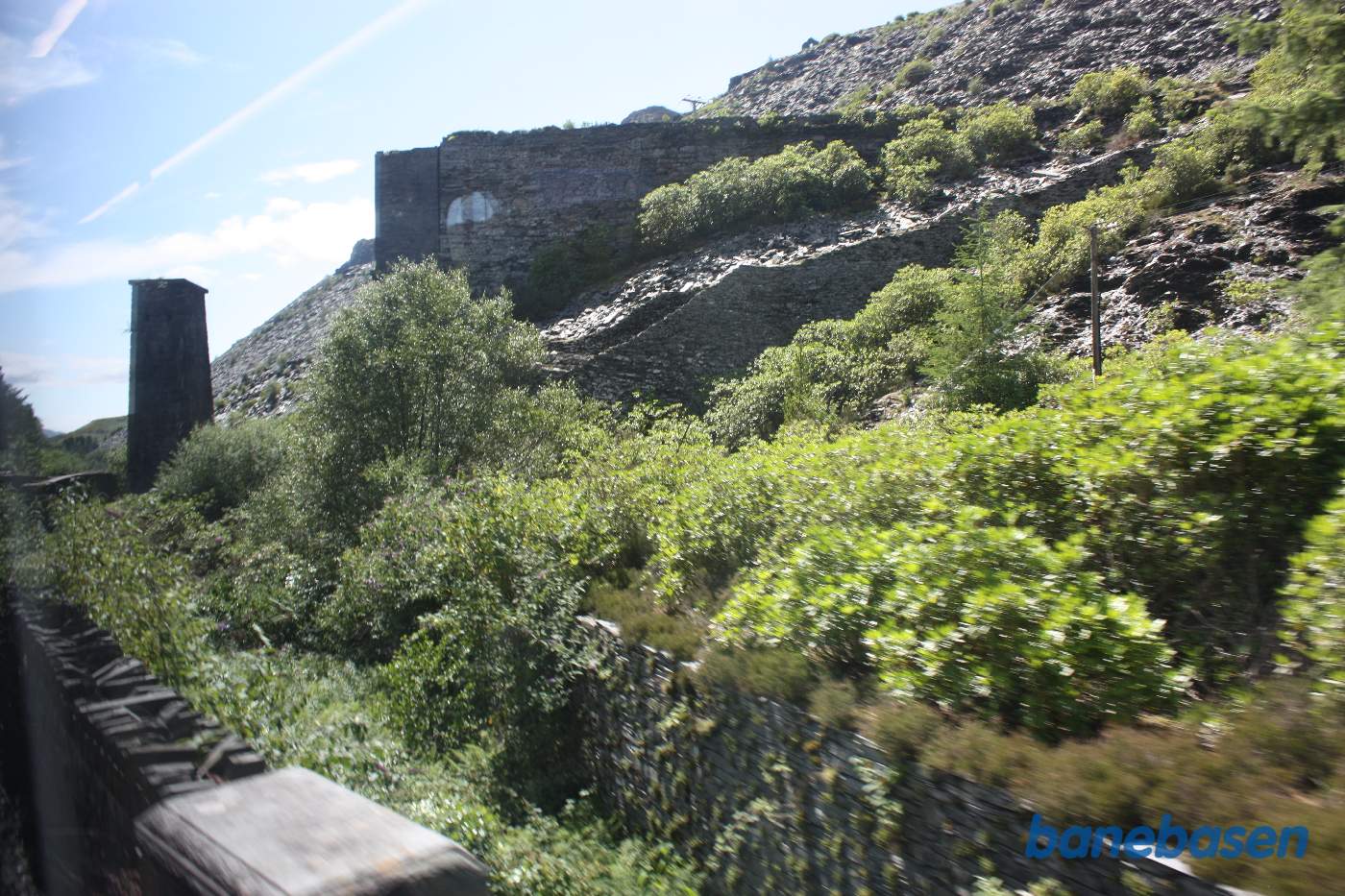 Rester fra minedriften, set fra toget til Llandudno, jernbanebroen set fra siden