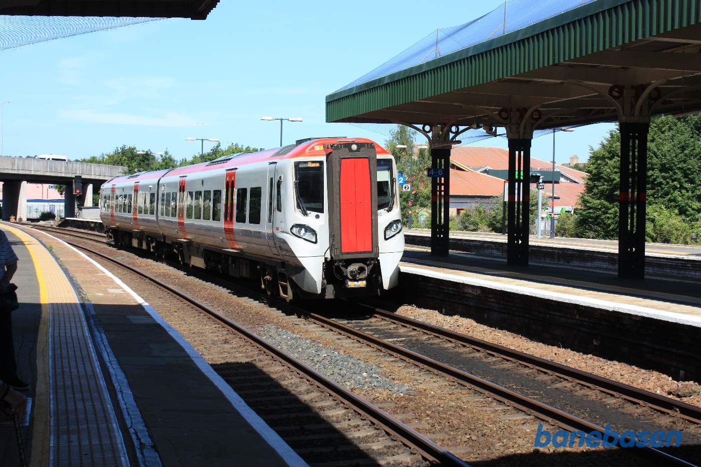 Persontog fra Llandudno til Blaenau Ffestiniog ankommer til stationen