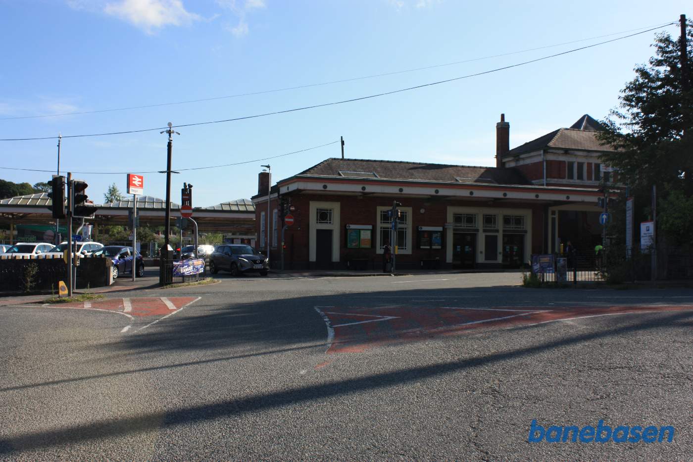 Stationen set fra gaden