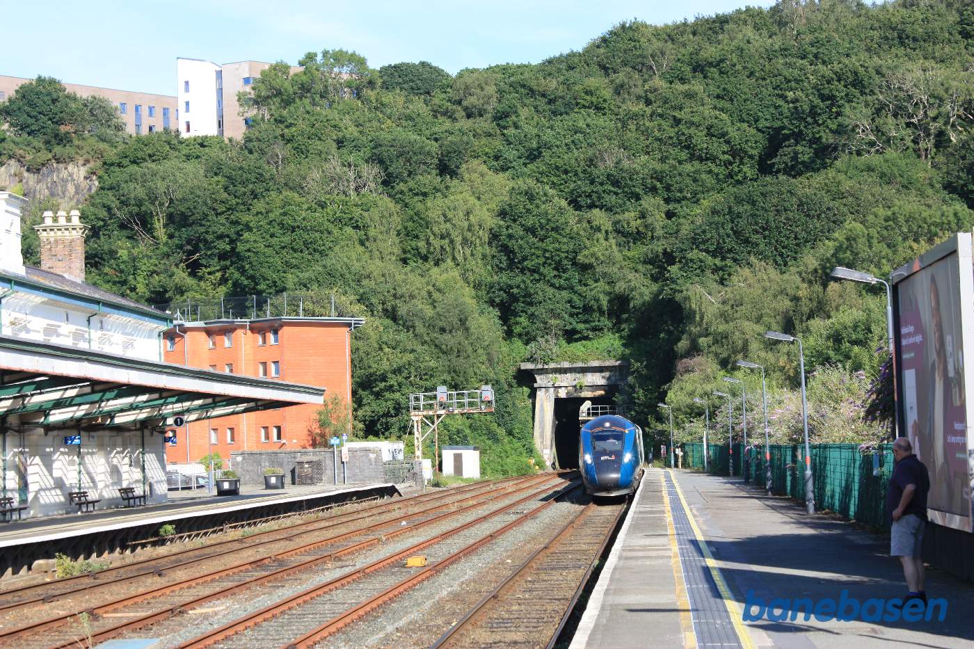 Persontog i retning mod Holyhead på vej ind på stationen