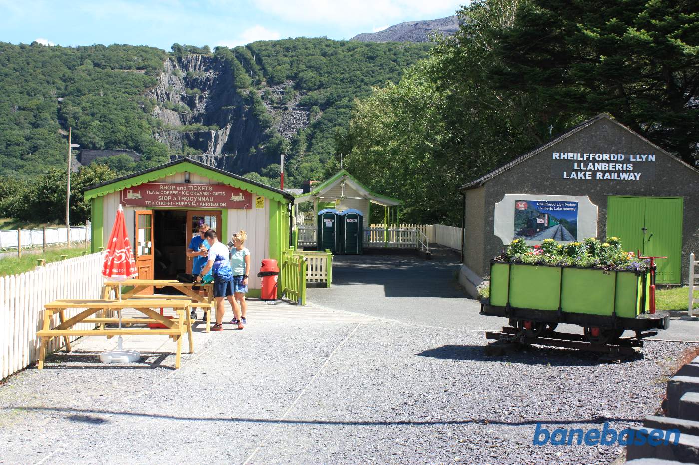 Stationsbygningen set fra indgangen