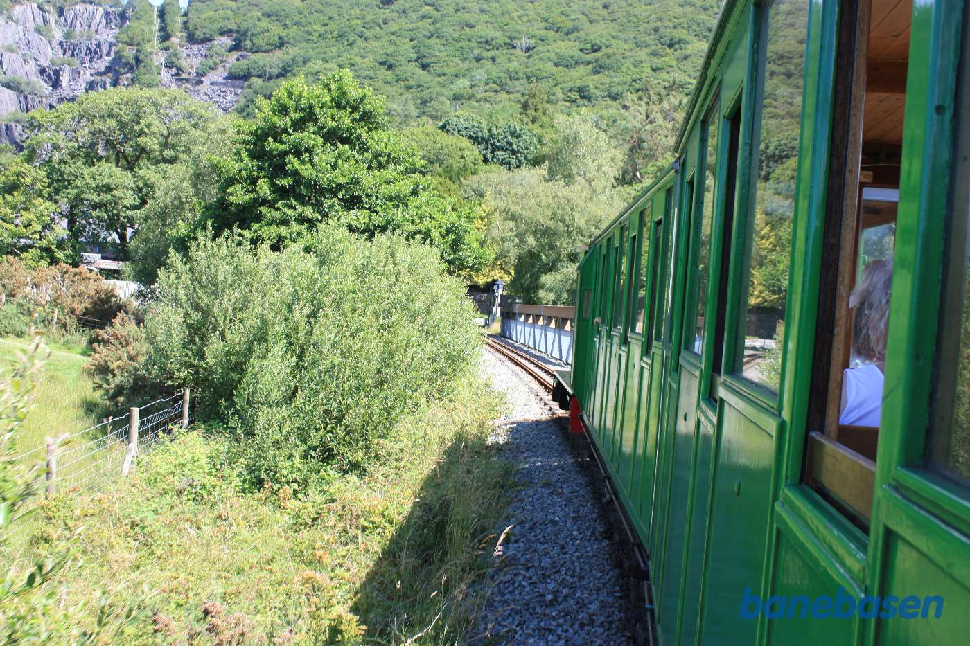 Persontoget har netop forladt Llanberis station
