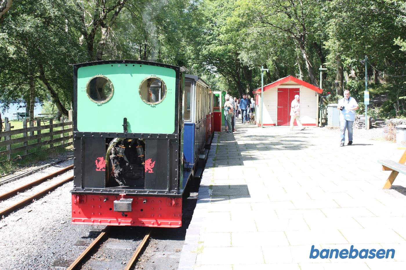 Turisterne stiger ud. 10 minutters ophold