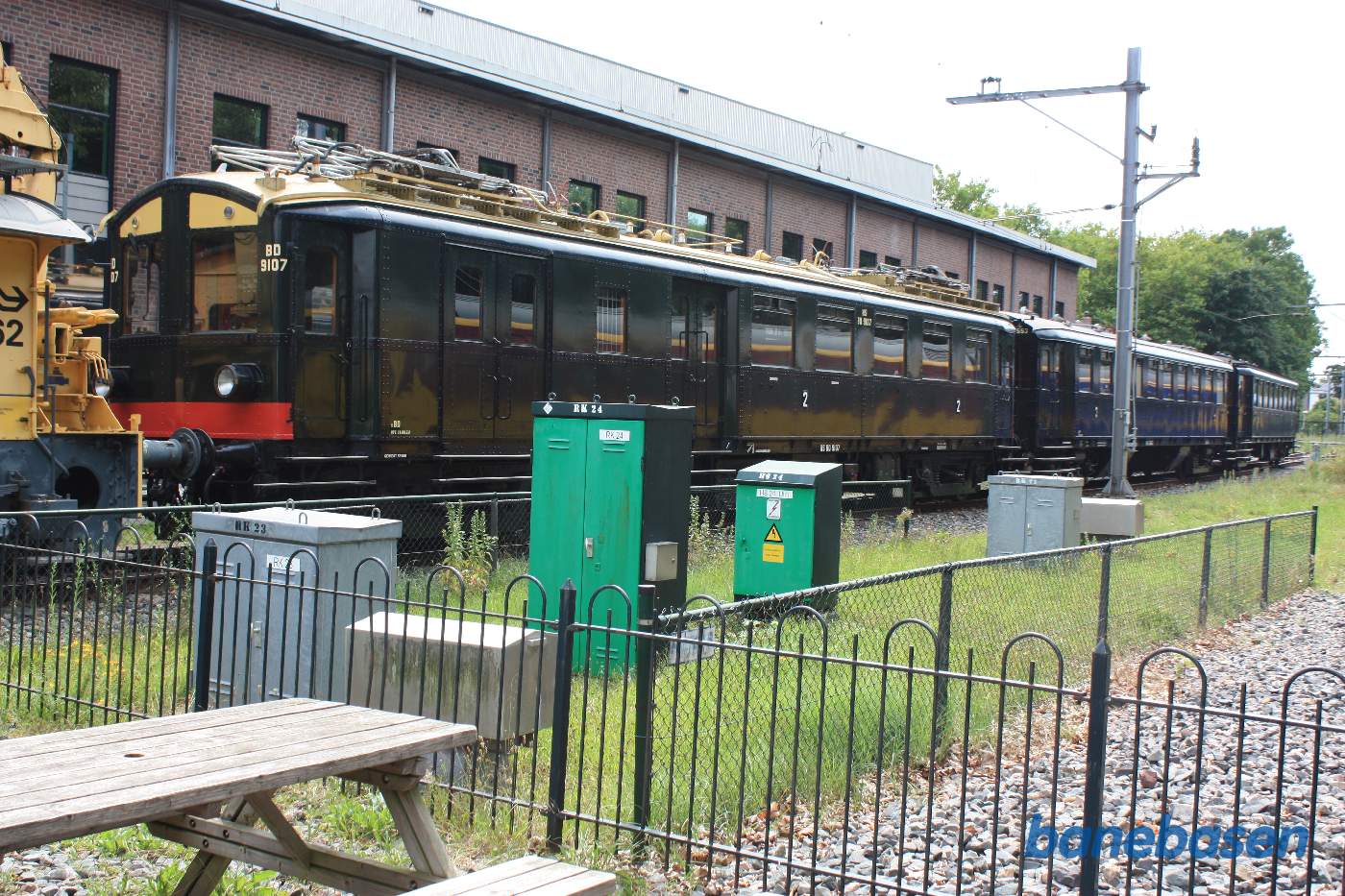 3-vogns S-tog udenfor museumshallen