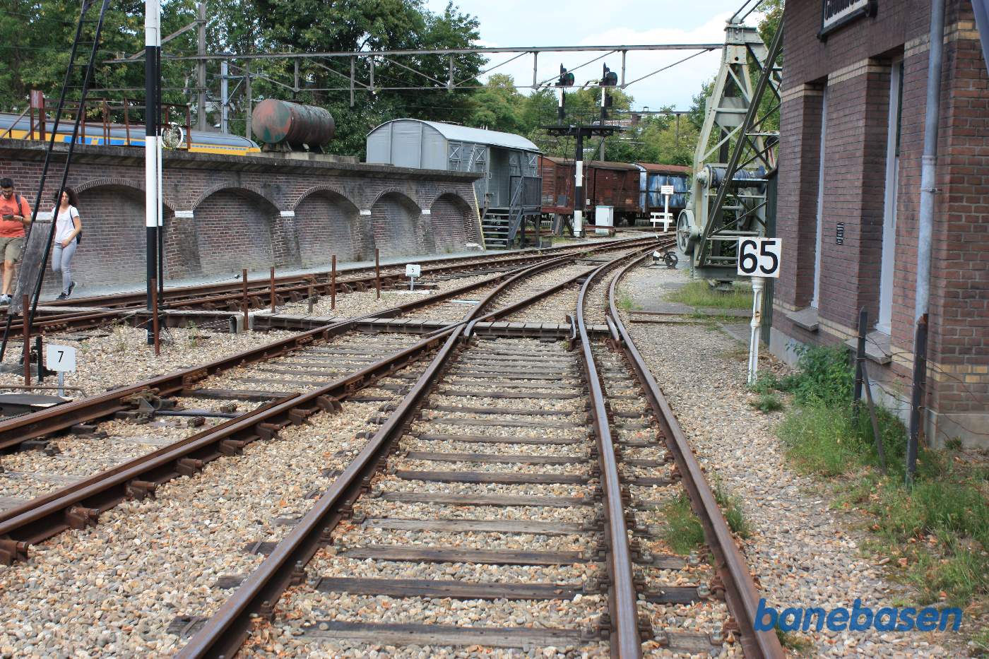 Bredspor og normalspor forbi signalhuset, 1435 / 1945 mm