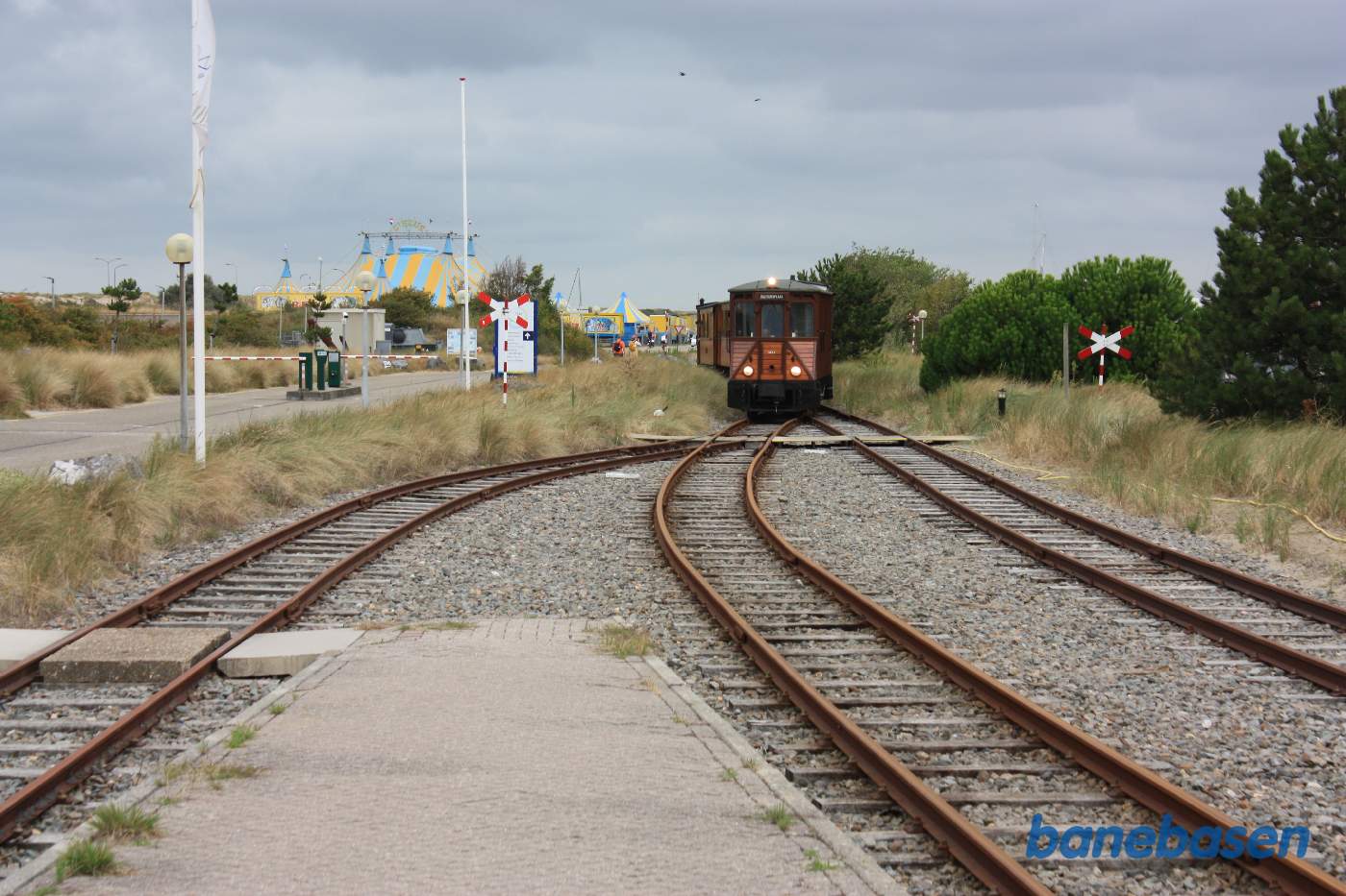 Motortoget på vej ind på stationen