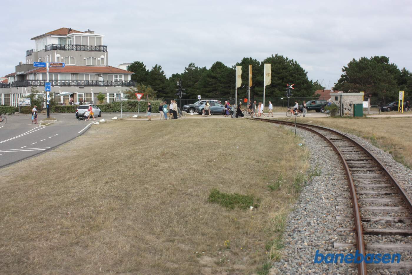 Vi passerer strandhotellet ved Port Zélande