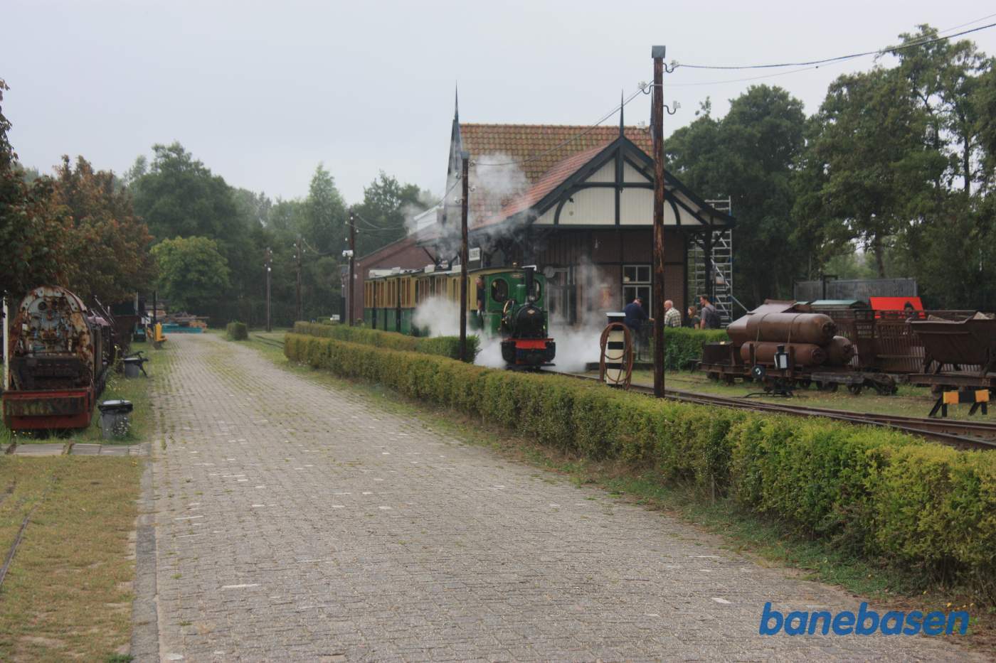 Toget damper ud af stationen