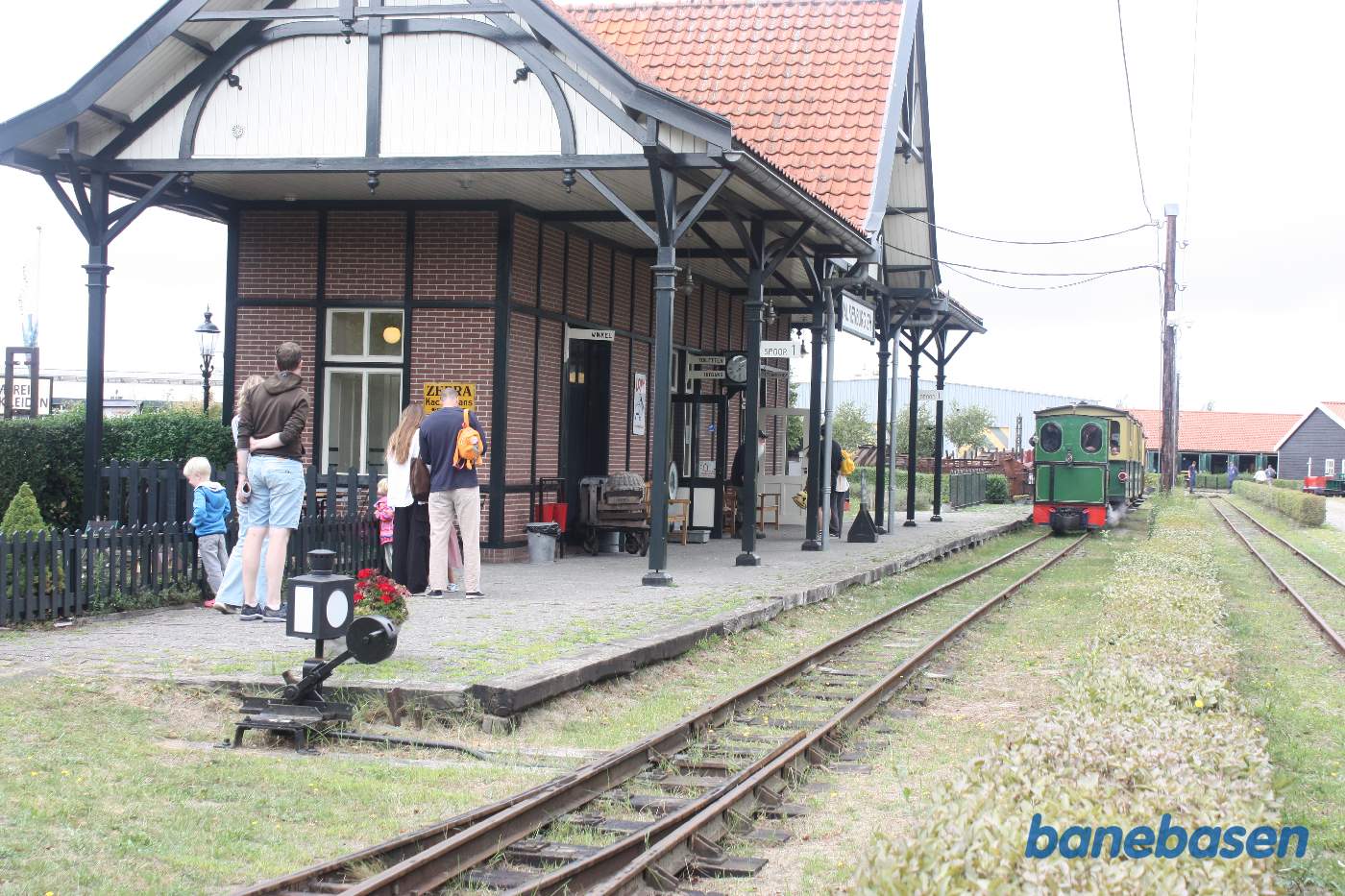 Toget på vej ind på stationen