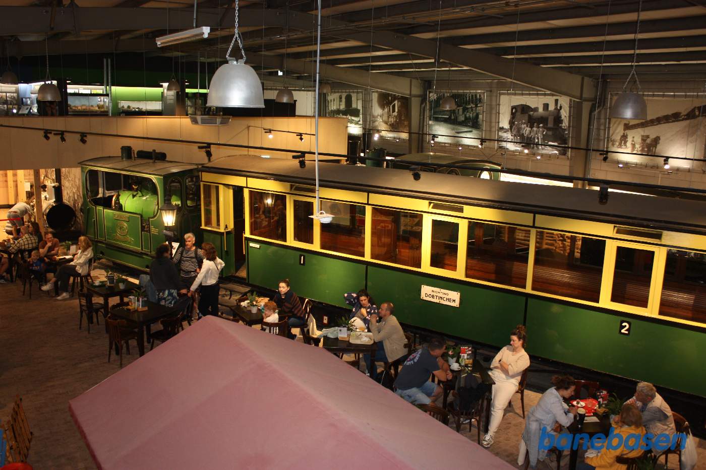 Et vue ud over udstillingshallen fra 1.sal. Caféen nede forrest i billedet