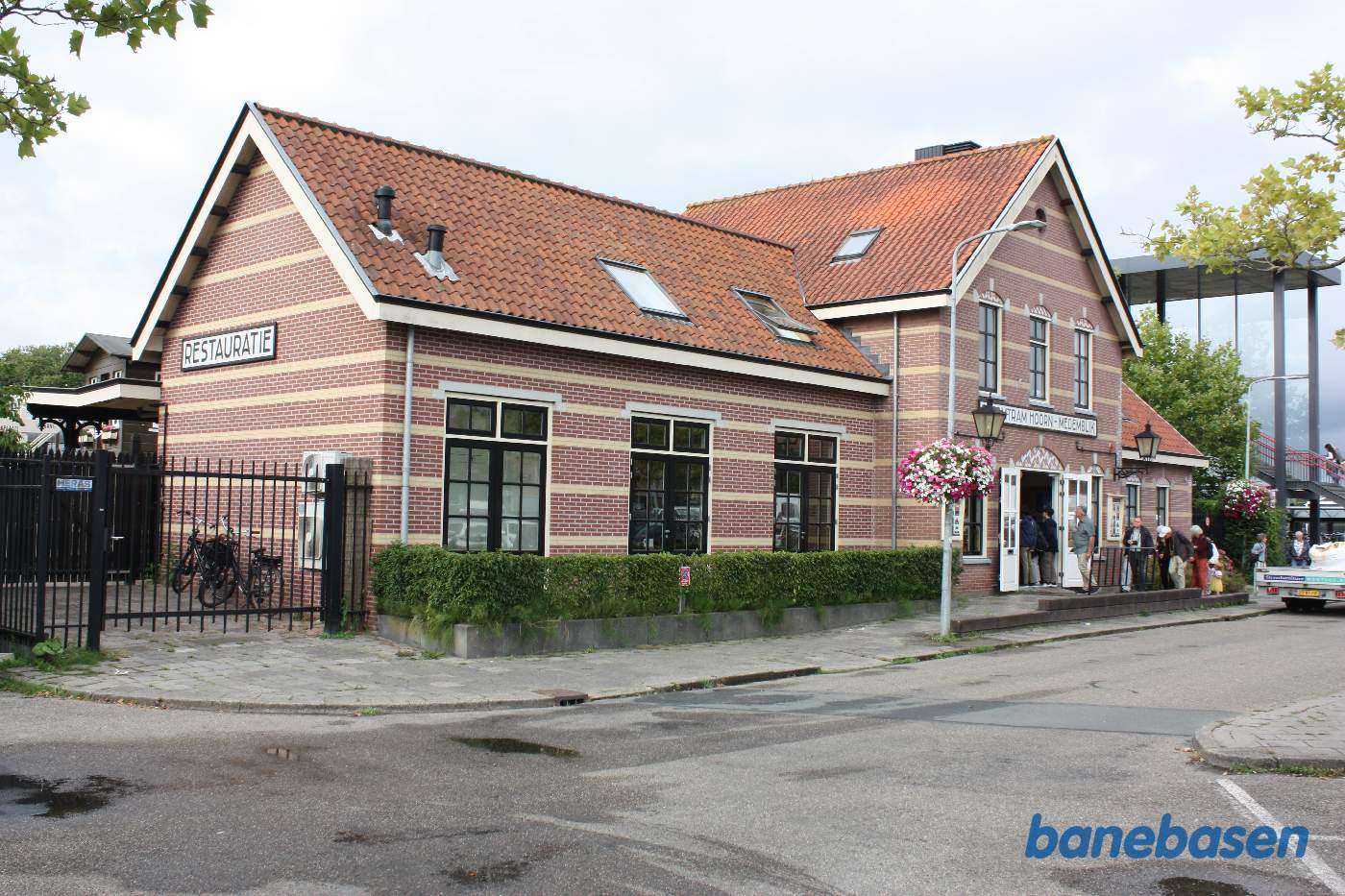 Stationen set fra gaden