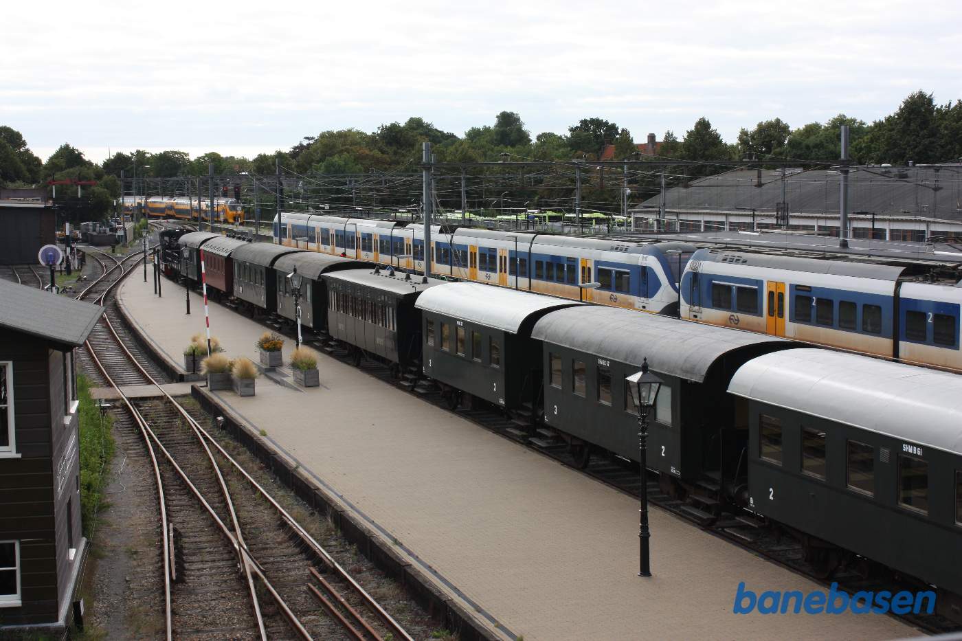 Et vue ud over stationsområdet fra gangbroen