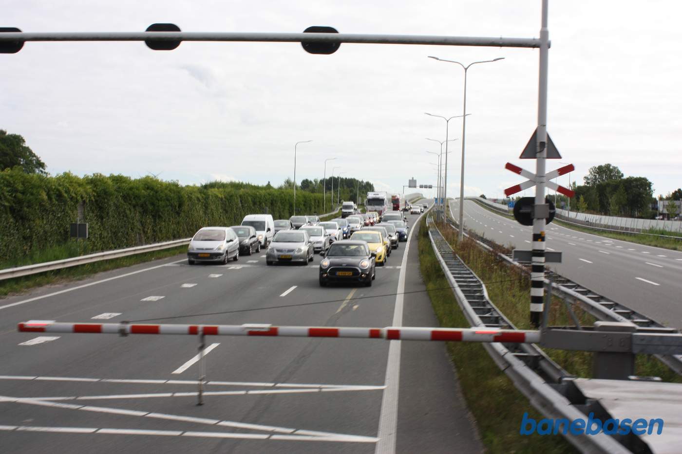 Banen krydser en 6-sporet hovedvej