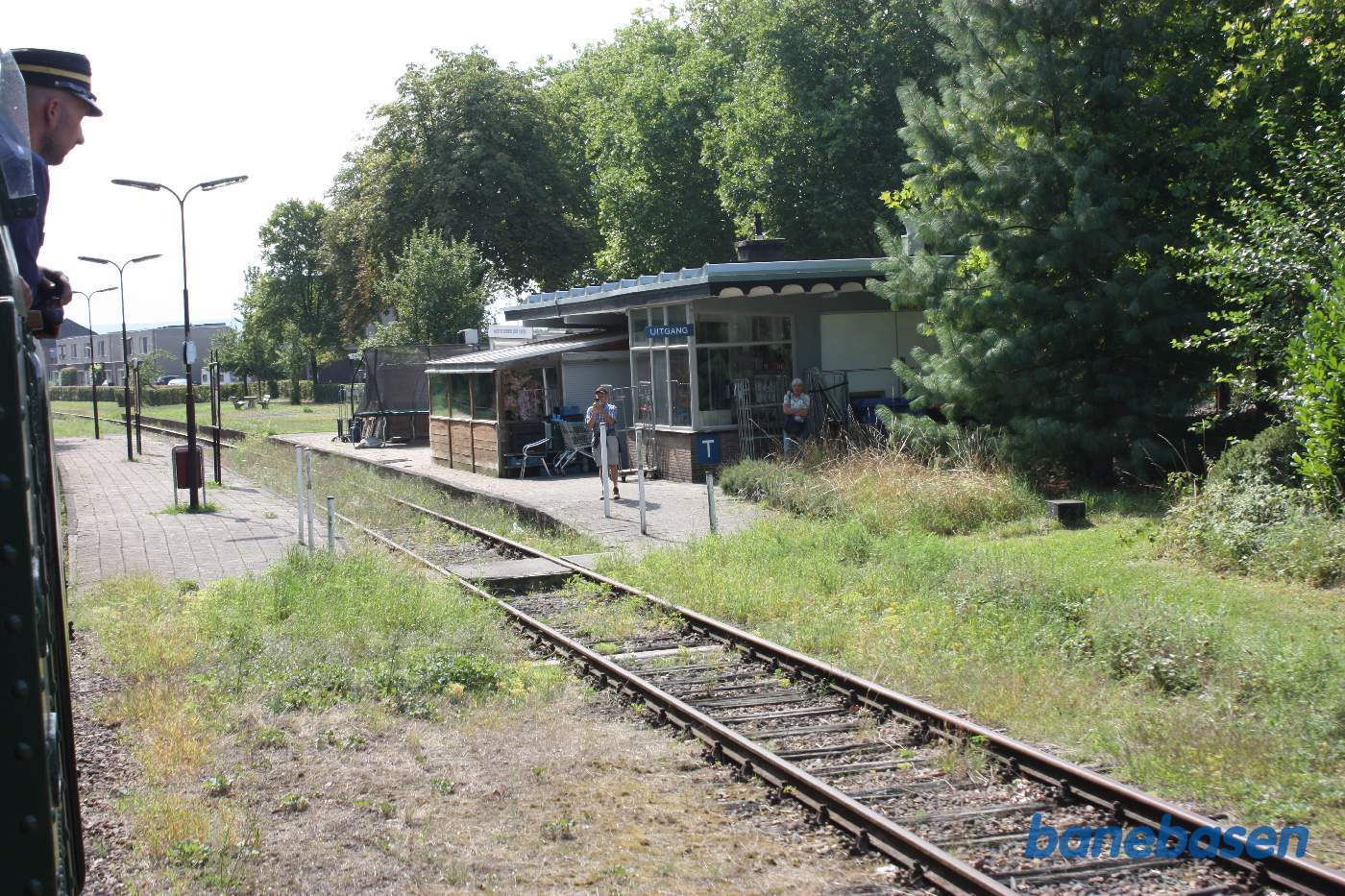 Stationsbygningen til højre