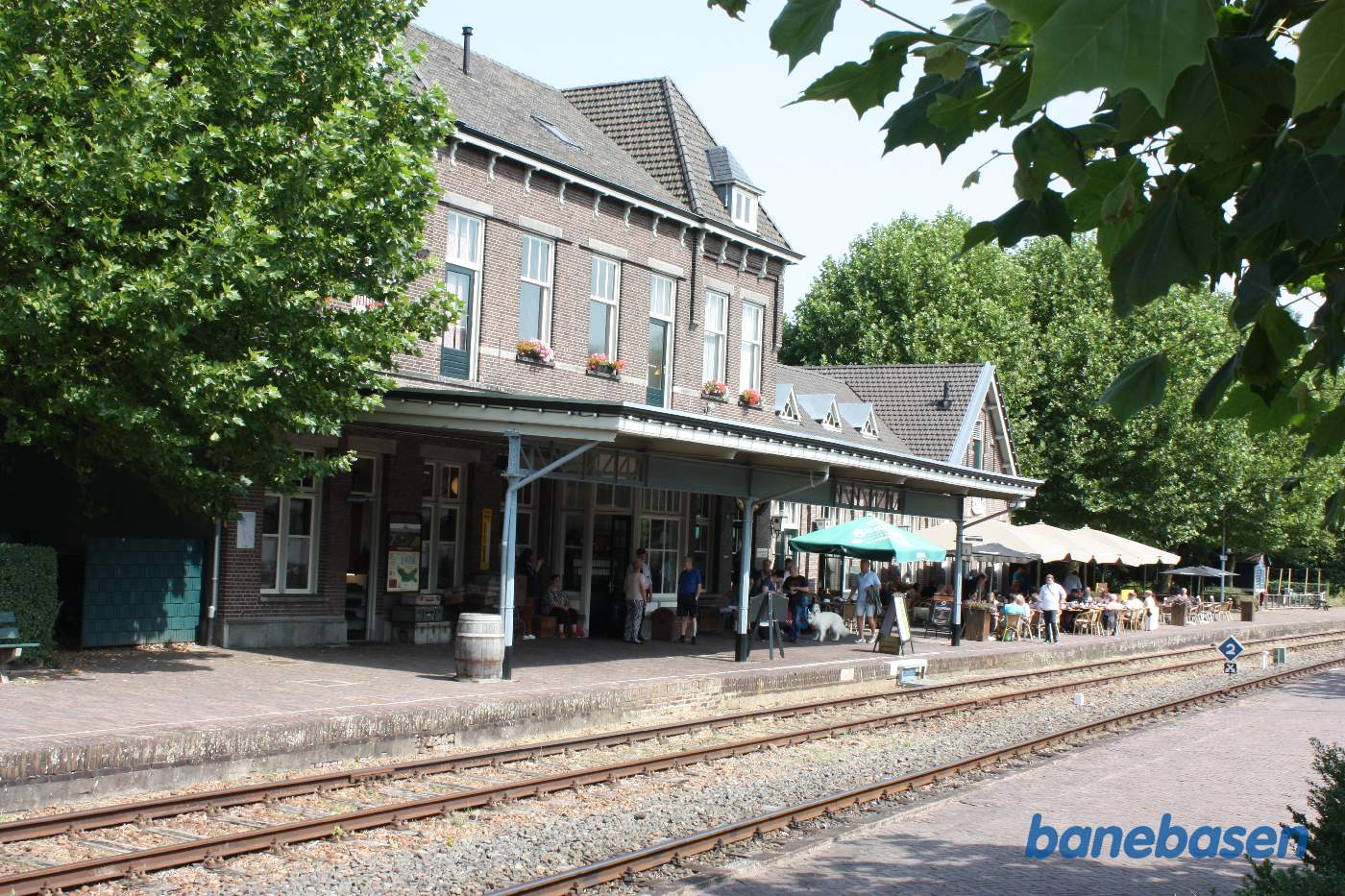 Stationsbygningen set fra midterperronen