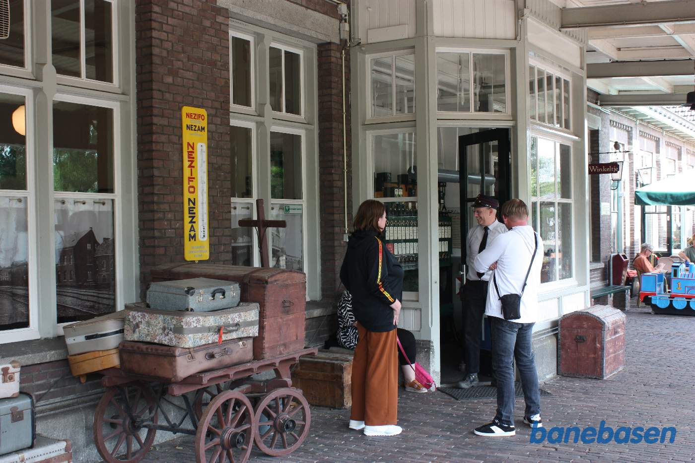 Stationen set fra perronen. Sikringsanlægget ses midt i billedet