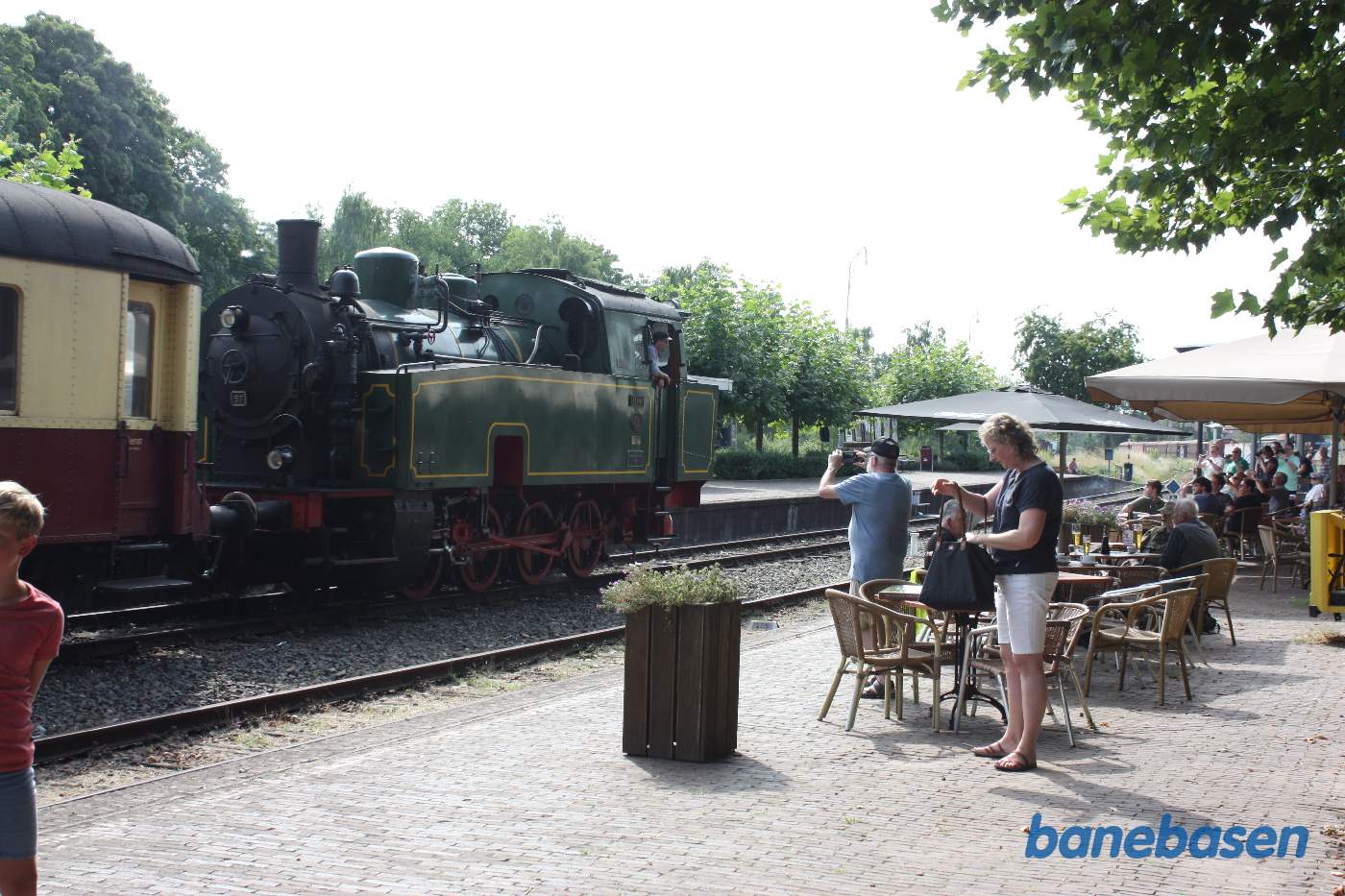Persontoget ankommer til stationen