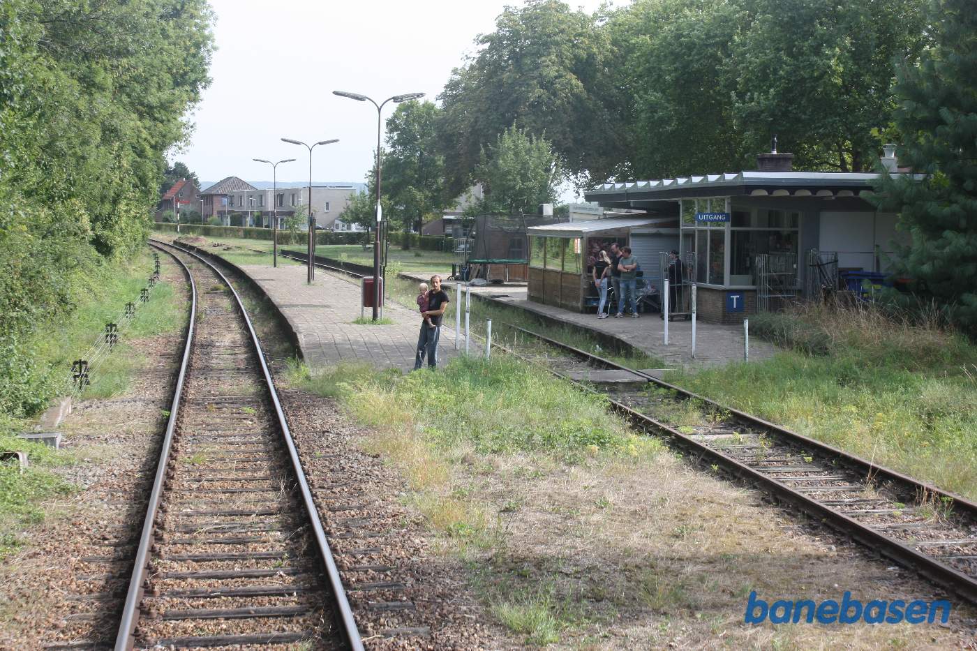 Toget suser forbi stationen