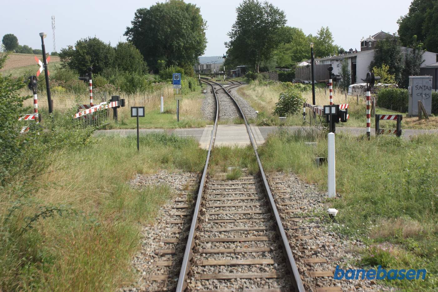 Vejoverskæringen lige efter stationen