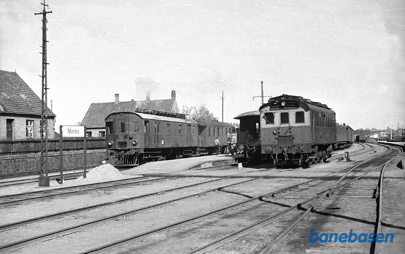 NRJ M 5 holder klar til afgang med persontog mod Rødby Havn. Til højre ses LJ M 8 eller 9