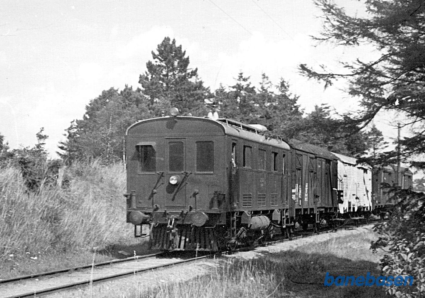 Det lille godstog på fire vogne nærmer sig Ebeltoft