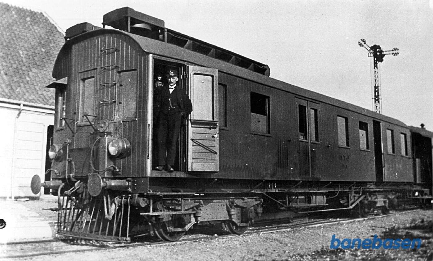 Personalet fotograferes på motorvognen, der formentlig holder med en kombineret person- og postvogn