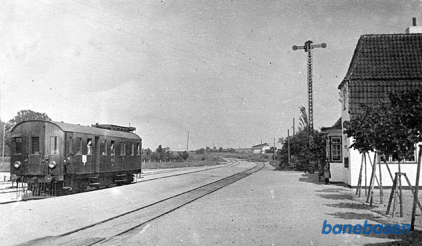 Solokørende motorvogn ved perron i Torrig