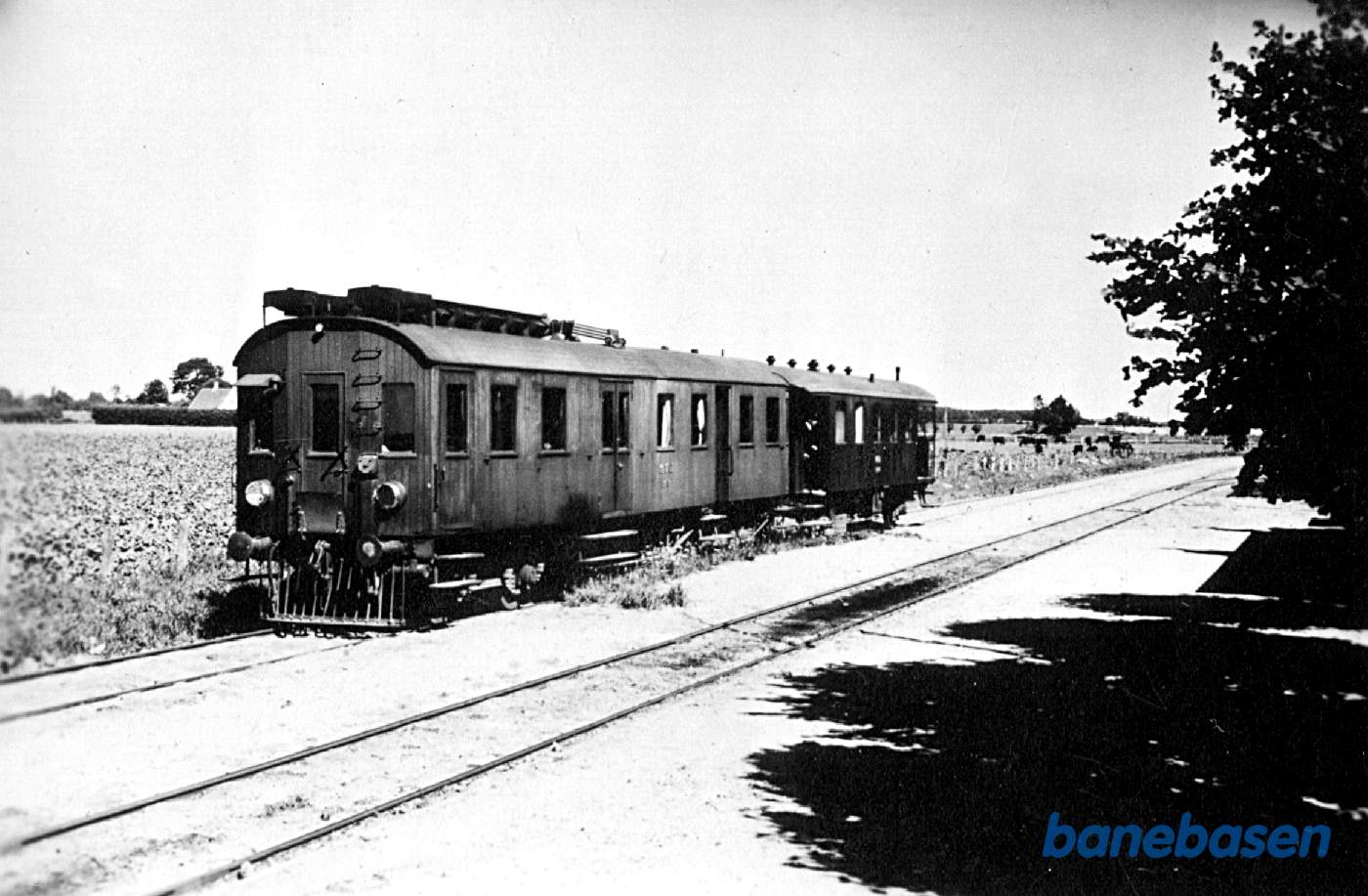 Motortog mod Torrig med en person- og postvogn