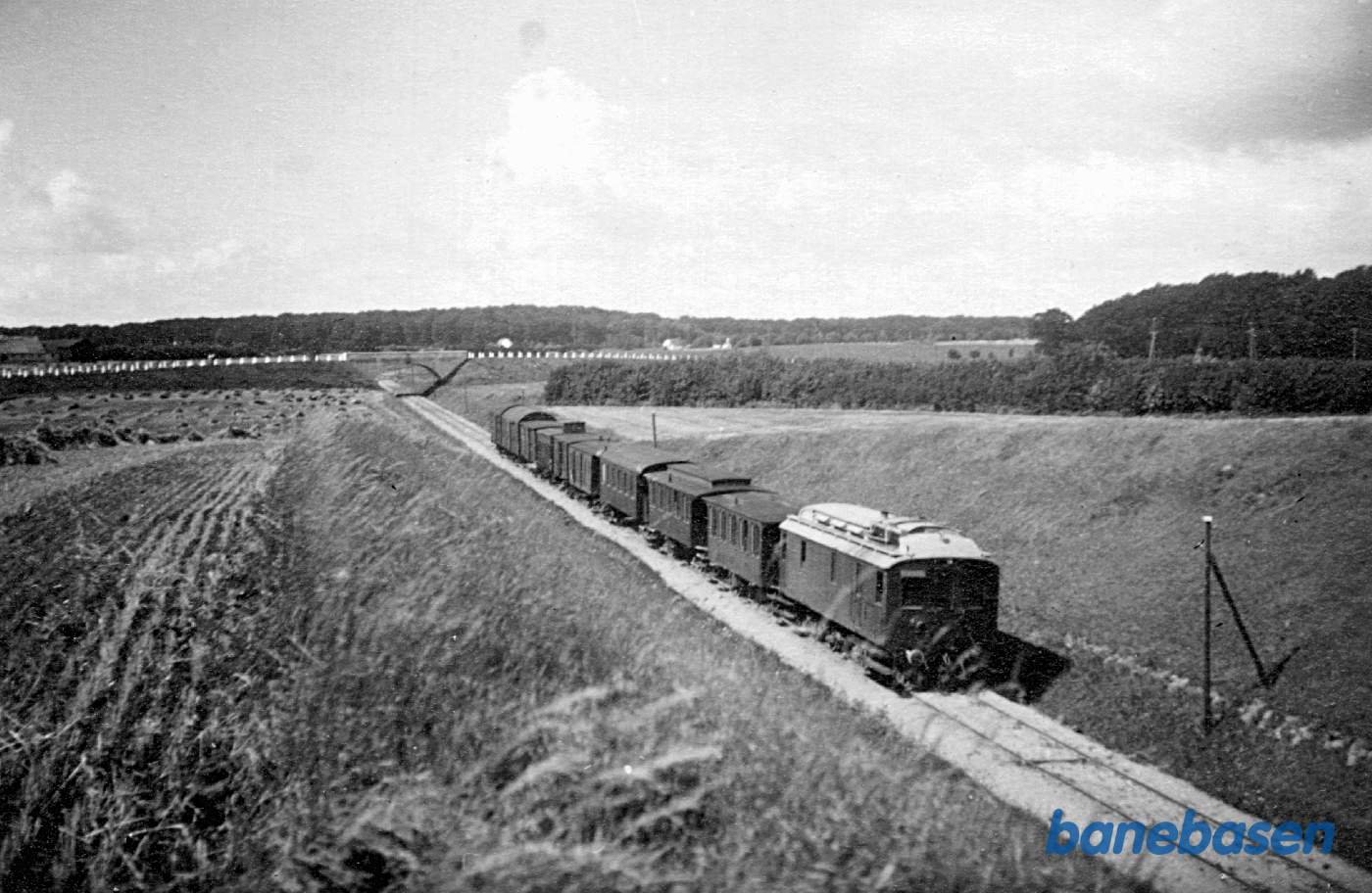 No. 6 med blandettog har passeret Nygårds-viadukten lige inden toget ruller ind på Præstø station