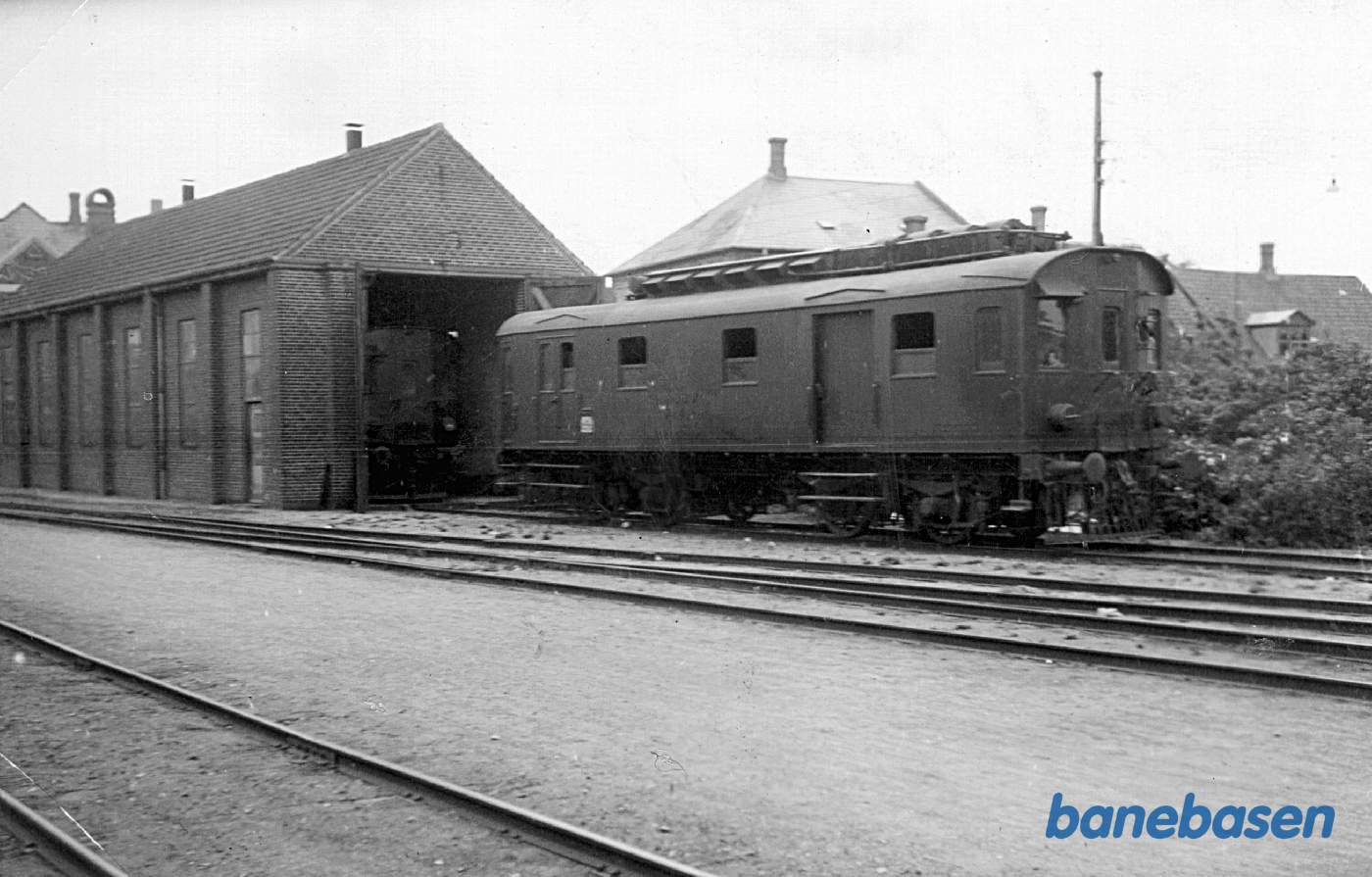 Begge banens motorlokomotiver i og udenfor banens remise