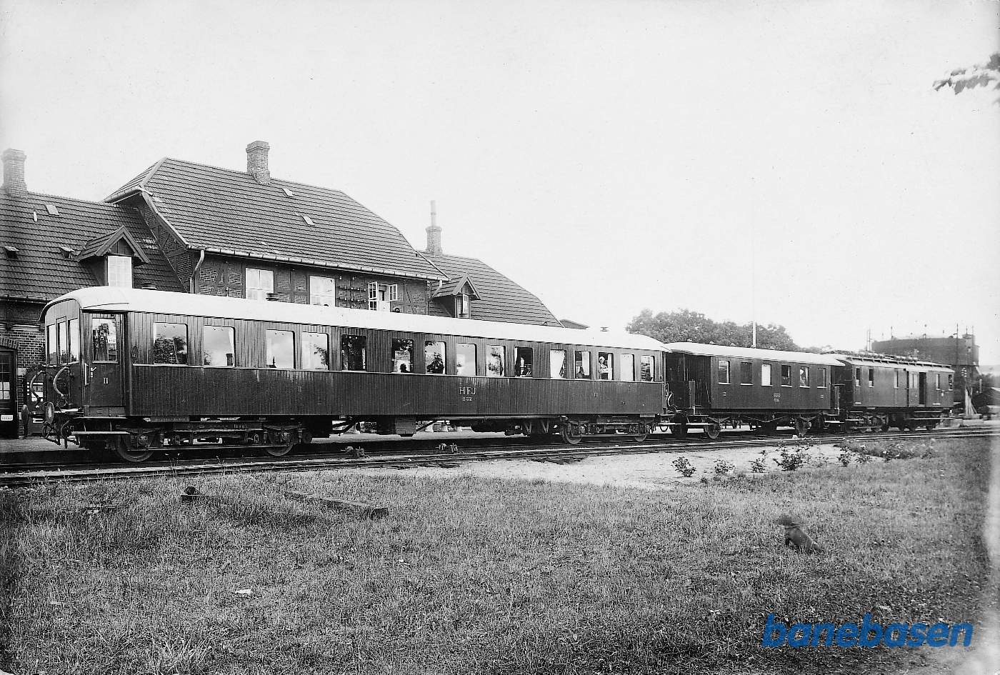 Den nye bogievogn B 52og C 26 er bagerst i prøvetoget trukket af M 3. Fra 1943 ændredes HFJ til HFHJ