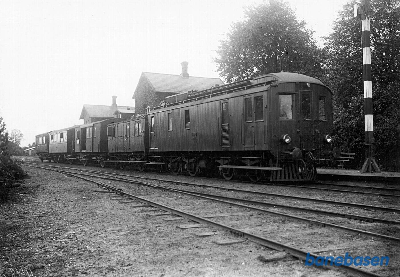 M 1 med persontog mod Aarhus bestående af postvogn, rejsegodsvogn og to personvogne