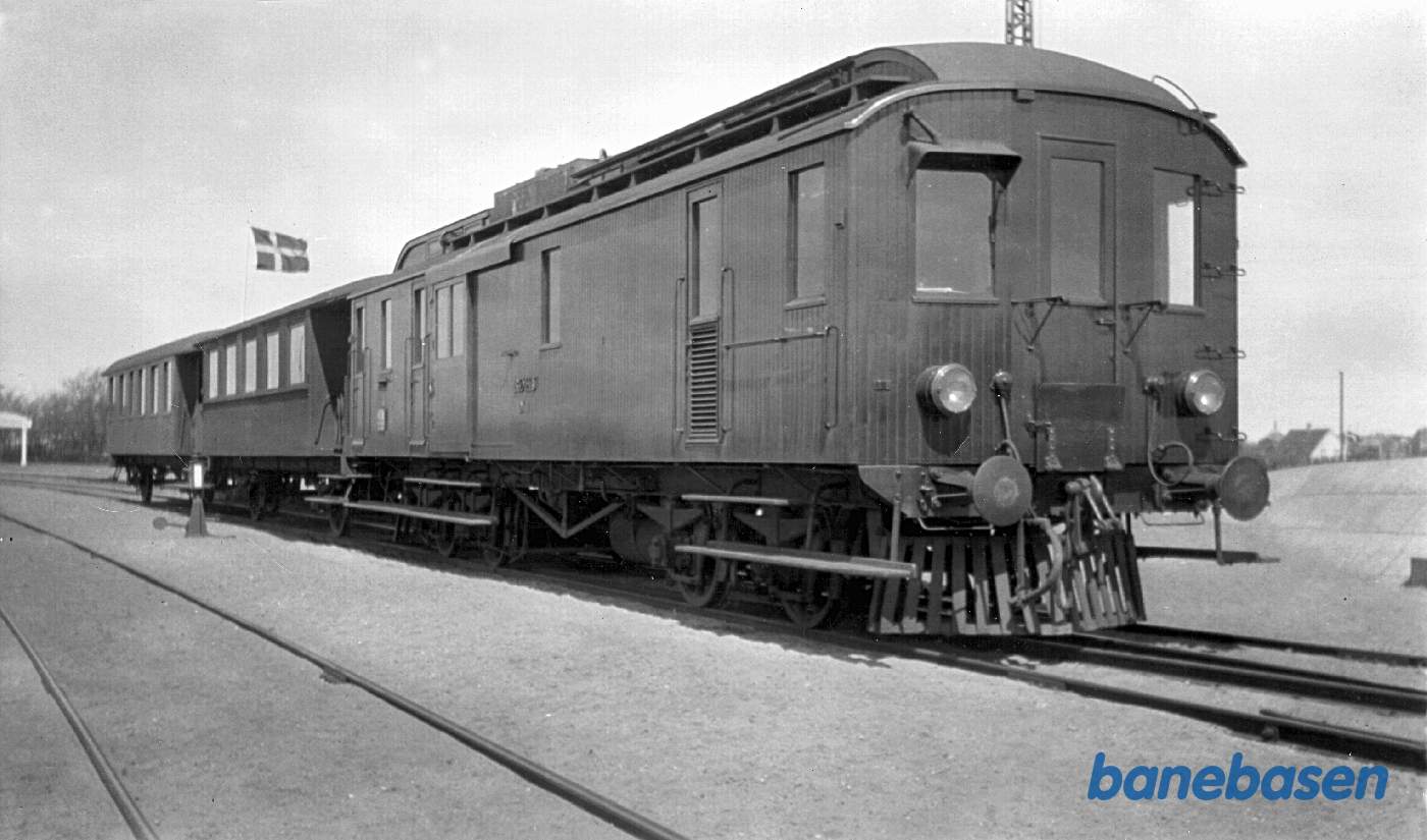 Diesellokomotivet med et par personvogne