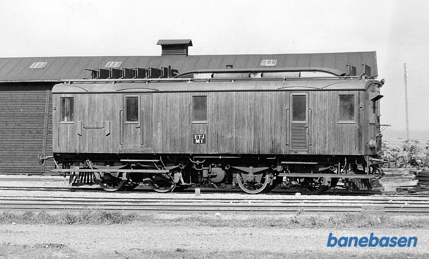 M 1 var opr. Ringkøbing-Ørnhøj-Holstebro Jernbanes M 3. Den blev købt da banen lukkede i 1961.