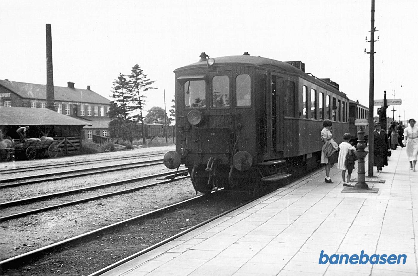 MR-vogn med en enkelt personvogn udgør persontoget til Grenaa