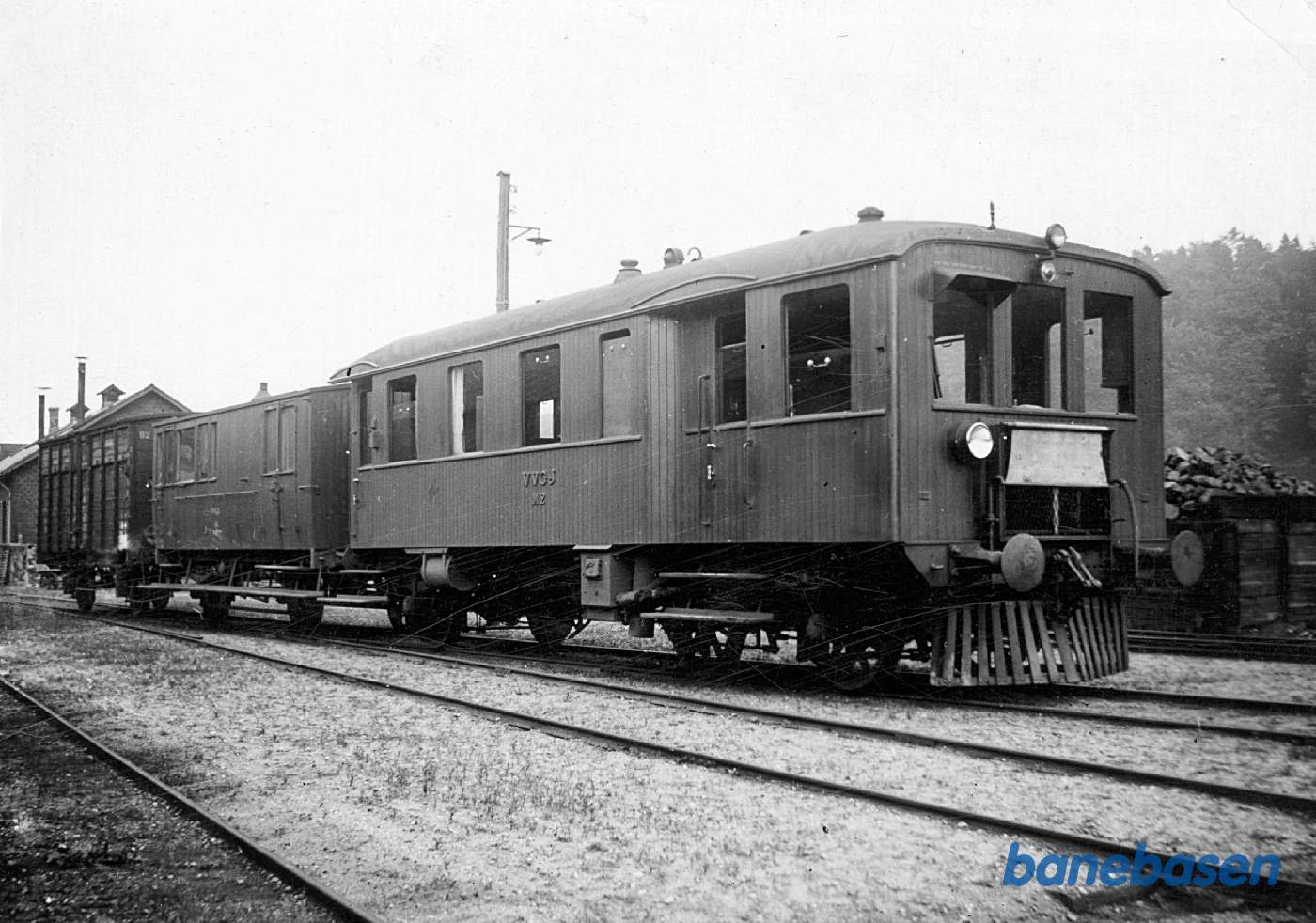 Den treakslede M 2 med motorbivognen E 42 og godsvognen QB 82