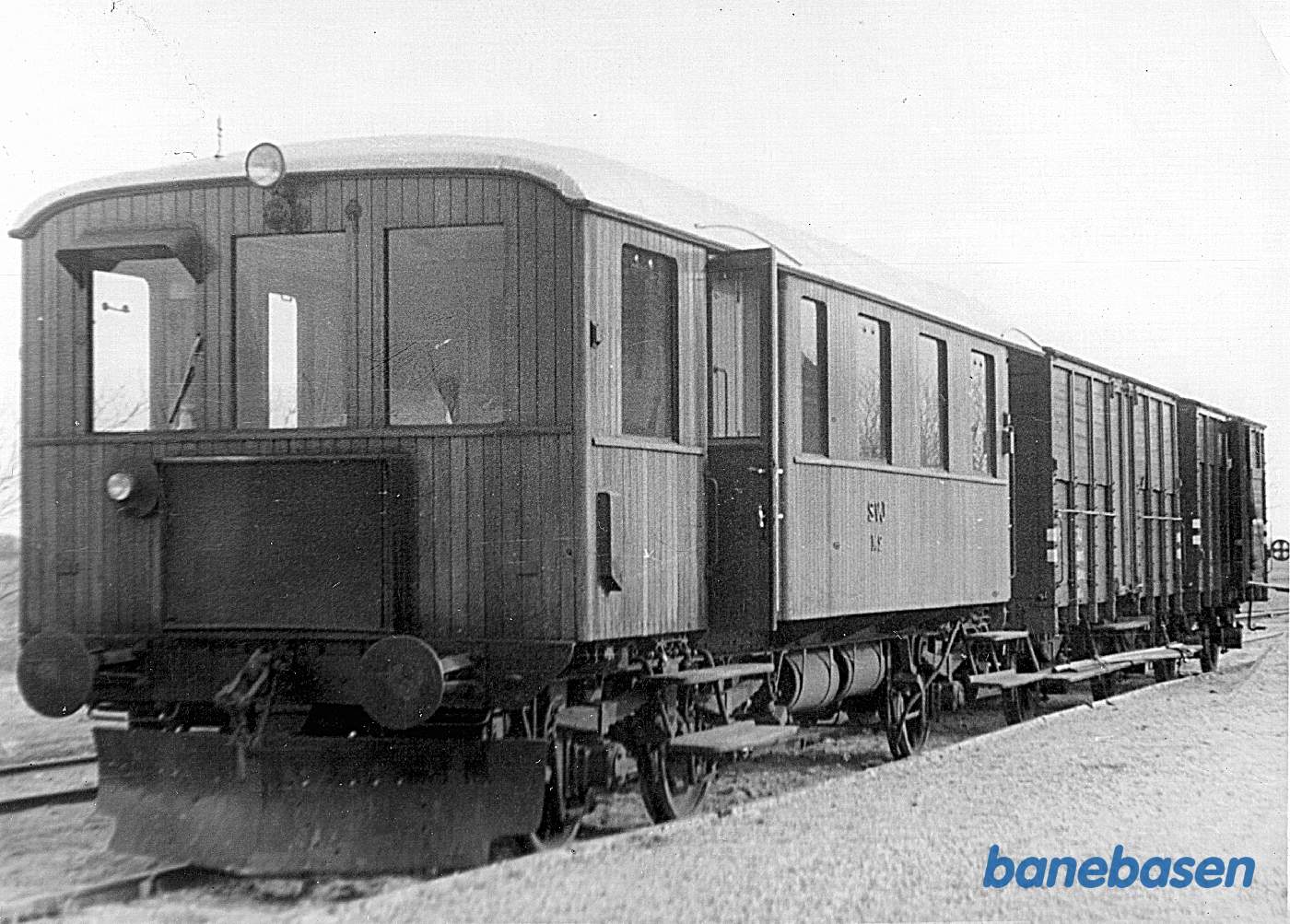 M 2 med godstog kort før motorvognens ombygning fra tre- til toakslet