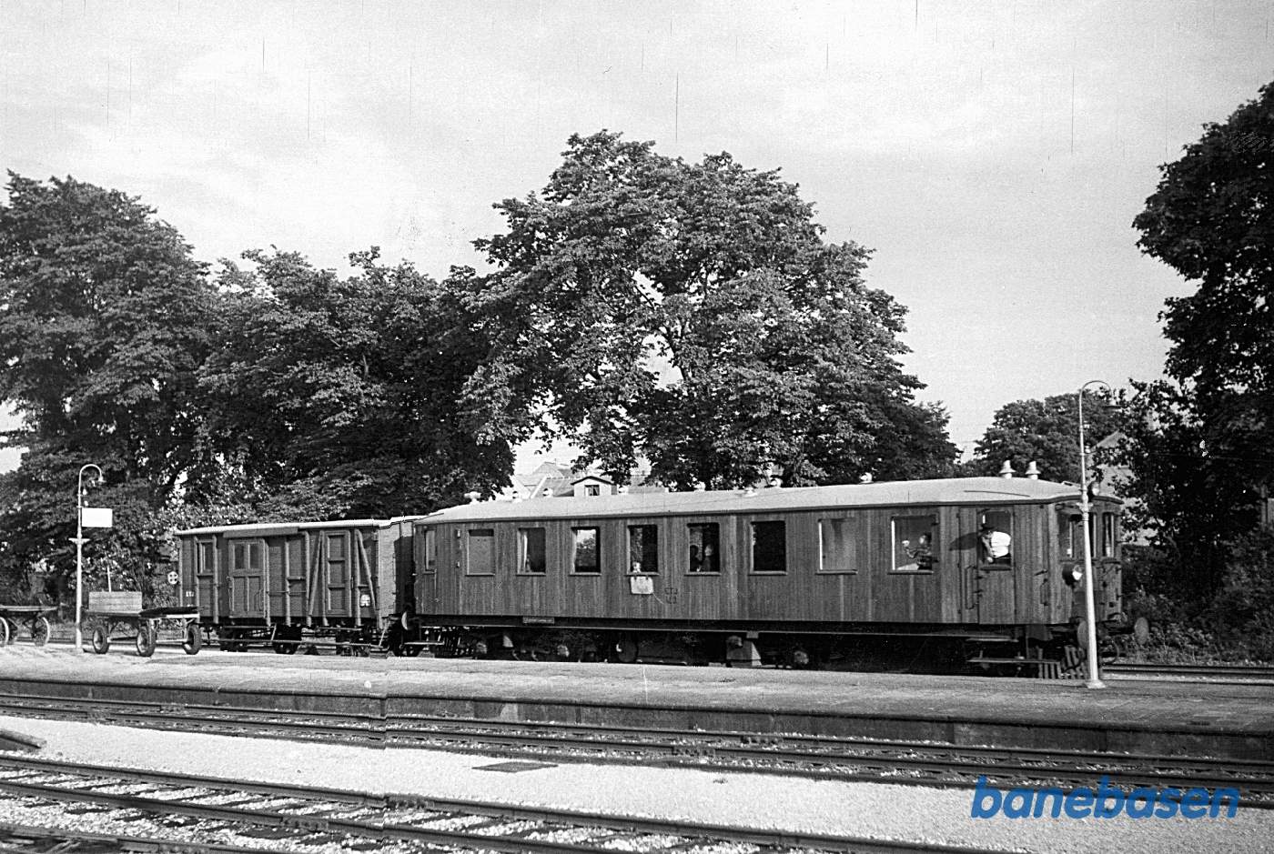 M 3 med post- og rejsegodsvogn E 2 udgør her persontoget til Ebeltoft