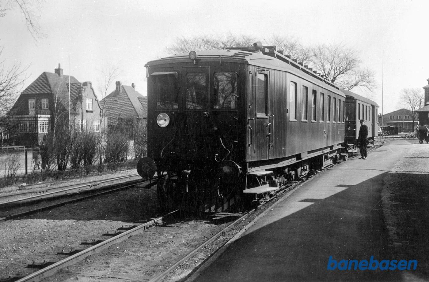 M 6 med person-, post- og rejsegodsvogn E 20 ved banens perron
