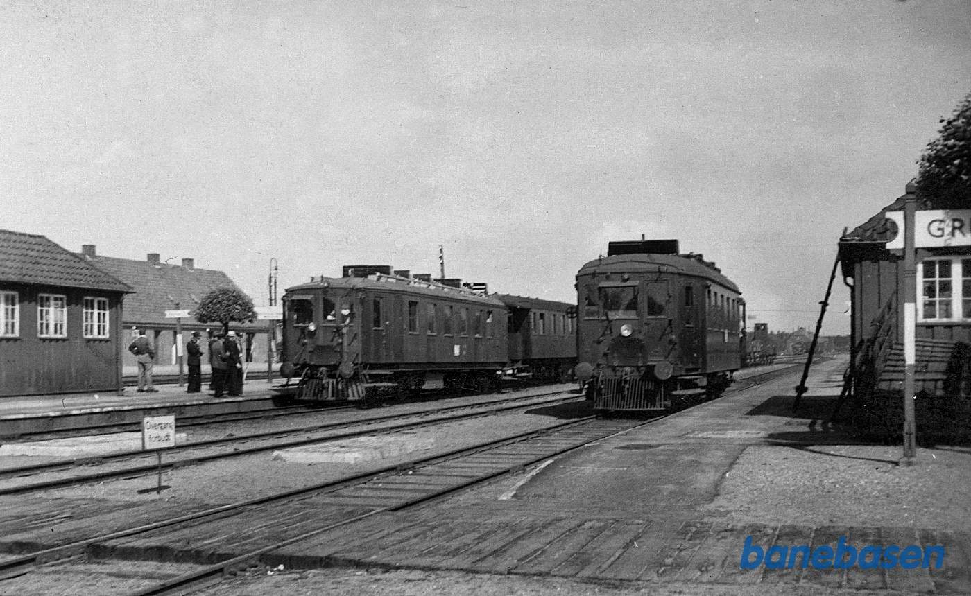 Krydsning i Grindsted: T.h. Scandia-Kielervogn TKVJ M 1 og t.v. Scandia-Frichs vogn TKVJ M 2