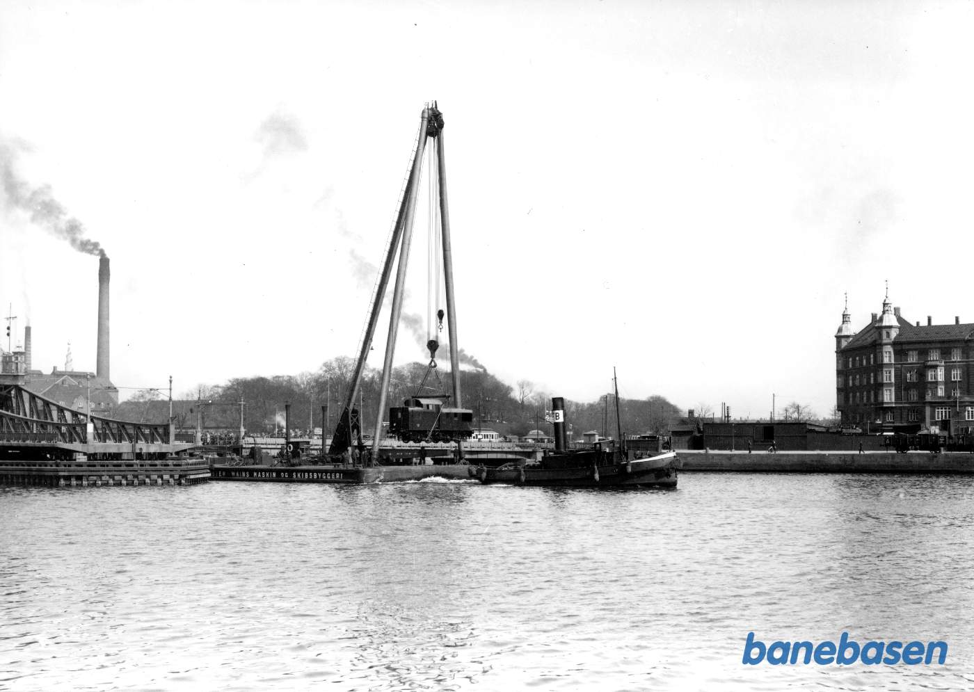 KSB M 1 transporteres med flydekran fra Christianshavn til Kalvebod Brygge og passerer Langebro