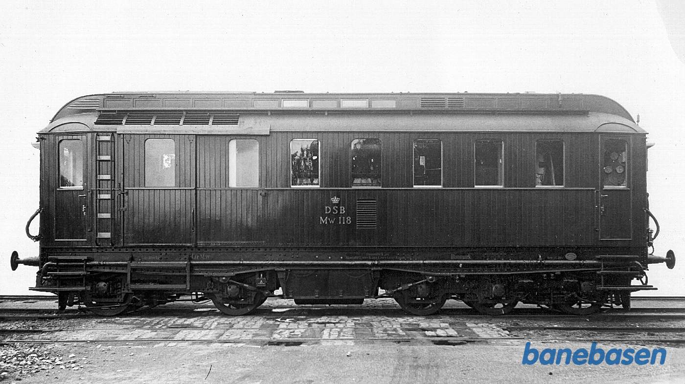 Fabriksfoto af det nye diesellokomotiv med bortretucheret baggrund