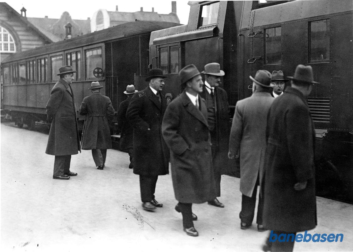 Prøvetur (for bestyrelsen?) med det nye diesellokomotiv og styrevogne Prøvetur (for bestyrelsen?) med det nye diesellokomotiv og styrevogne