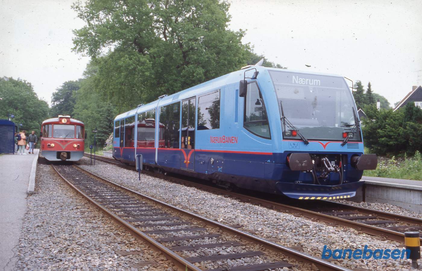 Motorvogn LNJ Lm21 krydser med Y-tog på Ørholm station