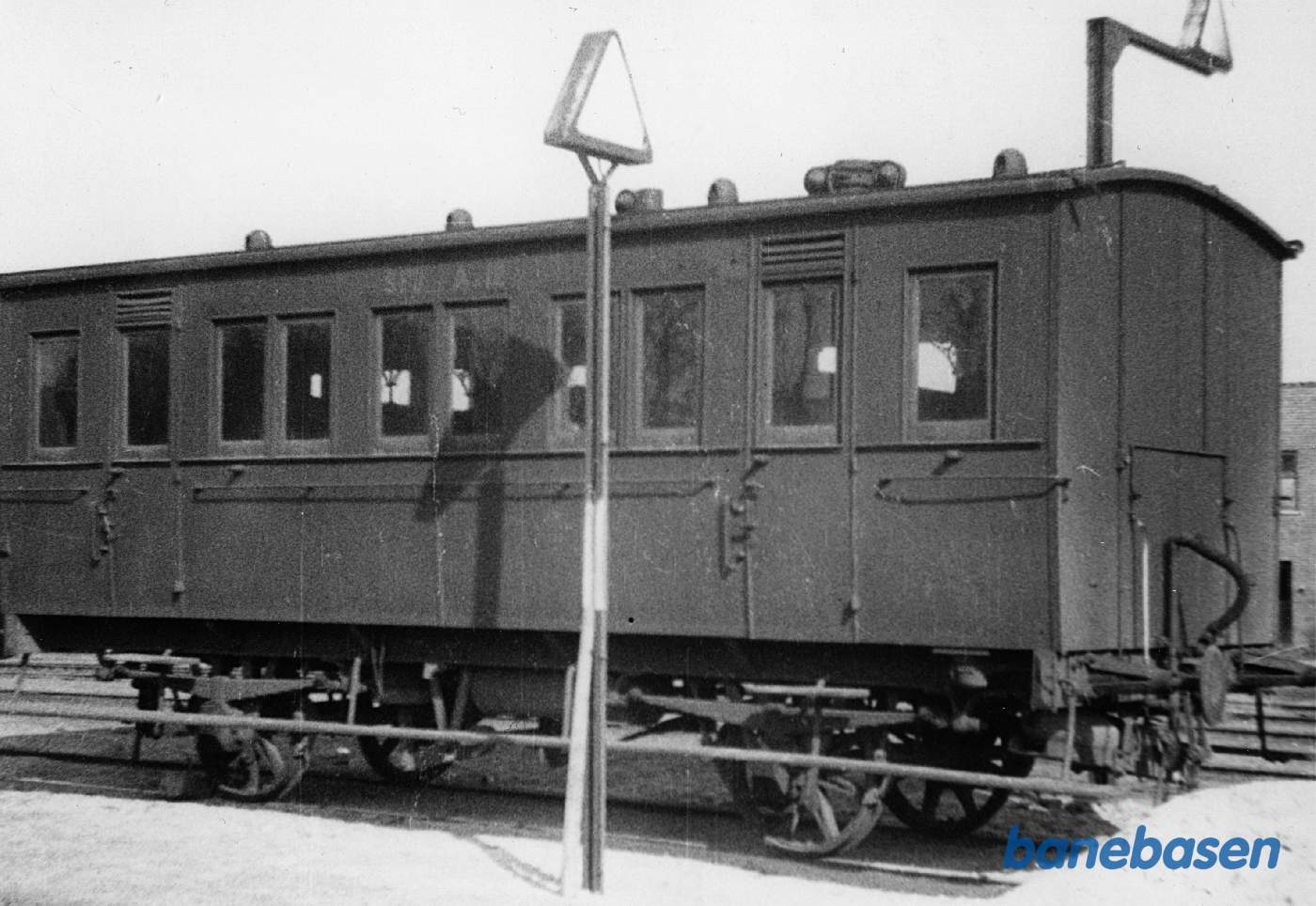 Udrangeret kupévogn bygget 1881, men senere ombygget af SFJ til sidegangs- og kupévogn
