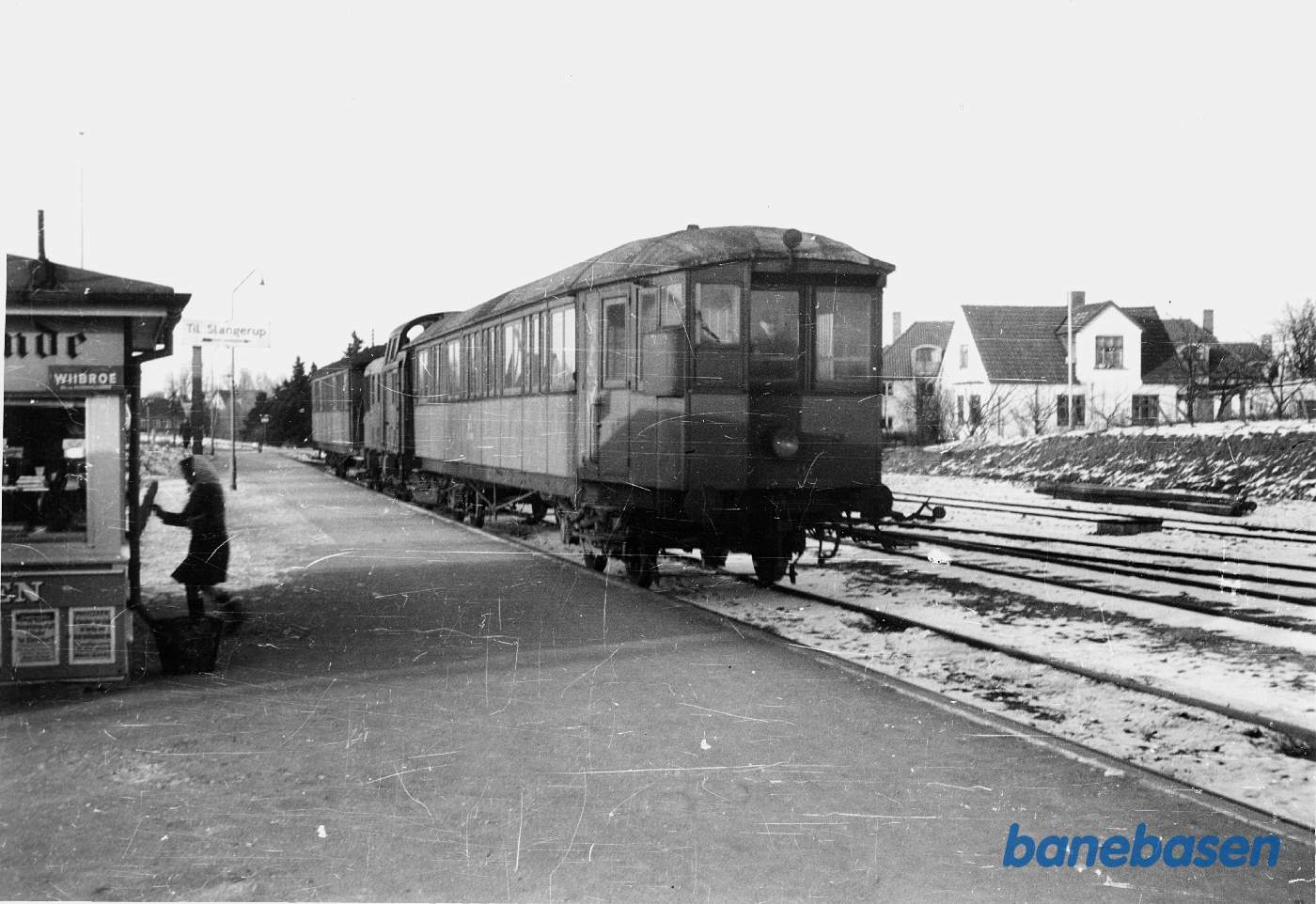 Lokaltoget Slangerup-Farum - med en styrevogn på hver side af diesellokomotivet er - ankommet Lokaltoget Slangerup-Farum - med en styrevogn på hver side af diesellokomotivet er - ankommet